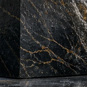 Bloque de piedra negra con vetas doradas intensas, mojado después del corte