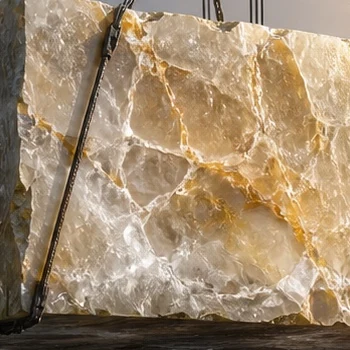 Piedra luminosa color miel claro con vetas doradas, brillando con el sol bajo