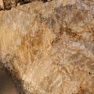 Quartzito cristalino branco e dourado, uma face recém-cortada na pedreira